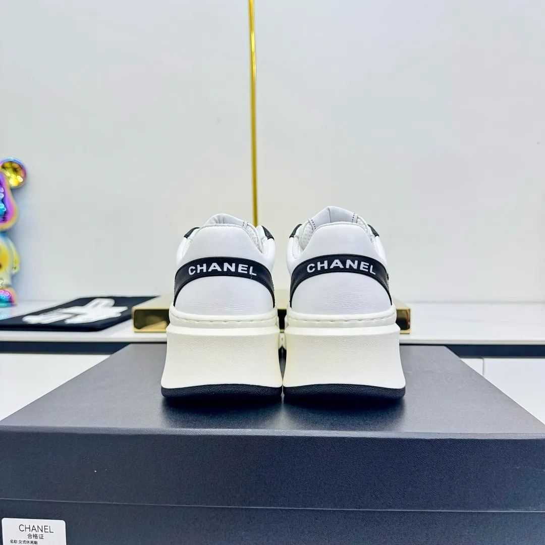 👟👟Ex-factory price 600👟👟 Upgraded version, upgraded version, upgraded version! No rebuttal accepted! ! ! ! Chanel Chanel panda shoes! 2025 counter's top casual sports shoes. This classic design; the upper is electro-embroidered with a variety of techniques; the outsole is fashionable and sporty; the unusual inclusion of a variety of color matching elements... The diversified mix and match is very good-looking and versatile, and can be used for leisure, fashion, sports, and outdoor... ꫛꫀꪝ Go➫ Materials: ❶Upper made of: original imported first-layer silk cowhide + original waterproof cloth + original first-layer cowhide ❷Inner lining: Original Yangli+Net ❸Outsole based on: Original TPU combination outsole Counter boutique packaging complete set for women 35–41 👉 👉 👉 👉 👉